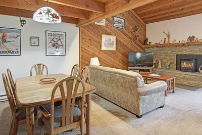Image de 2 chambres et mezzanine, 3 salles de bain complètes, 8 couchages, trois niveaux à profiter pour vos vacances à Mammoth Lakes
