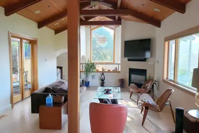 Image de Chic & Exclusive Home Dans Un Cadre Tranquille Gated Avec Une Vue Magnifique