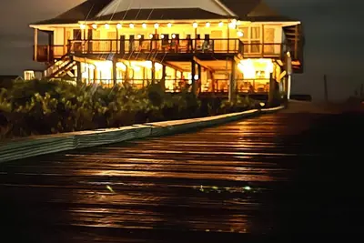 Image de Belle Waterfront Grande Maison sur la baie avec Lighted quai de pêche.