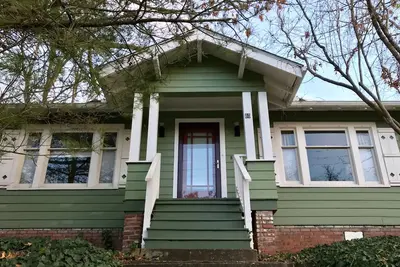 Image de Marcher jusqu'au centre-ville depuis un charmant cottage, dans le quartier historique de Montford, séjour minimum de 30 jours