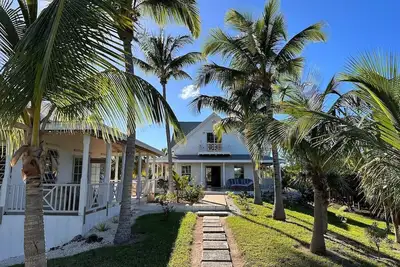 Image de Privé 2 chambres en bord de mer immobilier 100 verges d'une plage de sable rose abandonnée