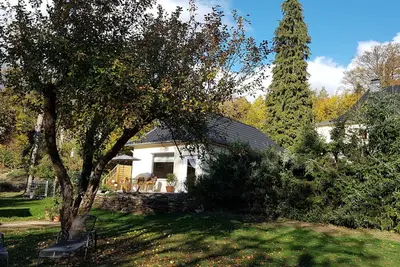 Image de Maison avec terrasse privée, grand jardin et aire de jeux à côté de la forêt