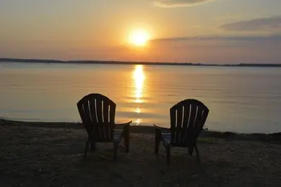Image de Couchers de soleil, plage de sable, nouvelle salle de jeux. sur le lac Mary! Ponton disponible.