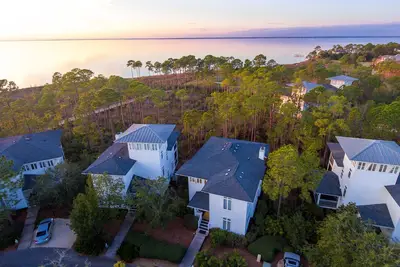 Image de Southern Charm Beach Cottage avec voiturette de golf, vue sur la baie, accès à la plage, piscine / bain à remous!