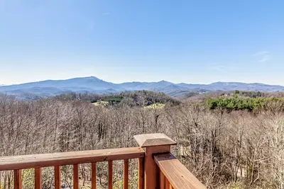 Image de 5br / 5ba Maison de luxe avec vue sur la montagne, bain à remous, suites King, meubles sur mesure et finitions, près des pistes de ski, centre-ville de Boone & Blowing Rock