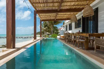 Image de Luxury Beachfront Villa Includes 3 Pools, Wifi, Best Snorkeling & Kayaking Bay