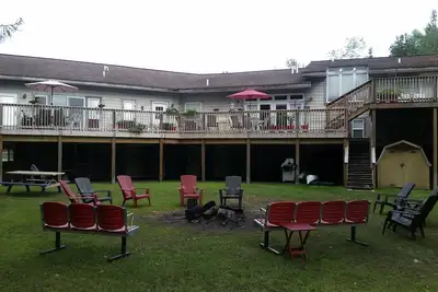 Image de 7 Chambres / 3 Salles de bain Appartement ~ Sur 5 Ac Ac, Wifi, Étang pour la pêche, Firepit