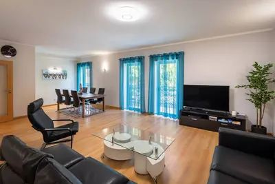 Image de Nouveau 2019 Jacaranda Apt. Frontline w \/ A \/ C, chauffage, caractéristiques de luxe. Licence 89195 \/ Al