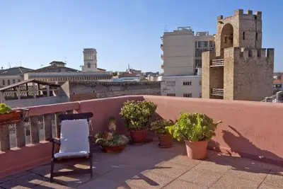 Image de Penthouse du centre-ville avec vue sur la tour - Penthouse confortable face à la tour