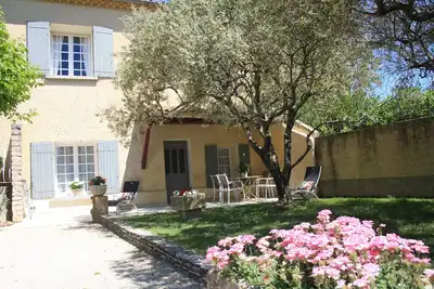 Image de gite meublé au rez de chaussé d'une belle propriété fleurie et arborée