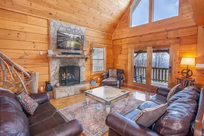 Image de Cabane en rondins 4br, vues sur les montagnes à longue portée, suite king avec bain à remous, bain à remous, tables de jeux!