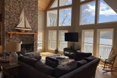 Image de Direct Lakefront + Spectacular Mt & Lake Views - Réservez dès maintenant pour les offres spéciales d'automne