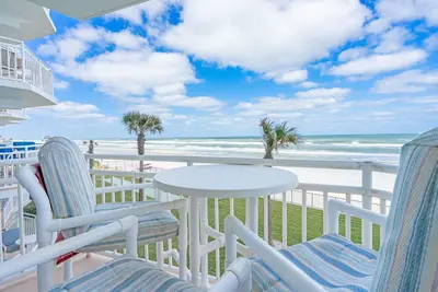 Image de Ocean Front Condo. . . Emplacement, emplacement, emplacement