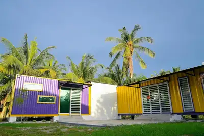 Image de Séjour conteneur \/ cabine Lumut Cube à proximité du terminal de la jetée de Pangkor Island
