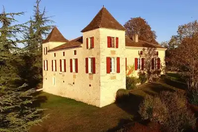 Image de Château de luxe pouvant accueillir jusqu'à 21 personnes, piscine chauffée, tennis éclairé, wifi, barbecue, piano