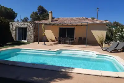 Image de Maison de la Plaine, climatisée avec piscine et  vue dégagée.
