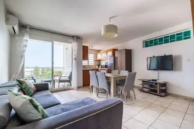 Image de Bienvenue location propose ce T4 Duplex sur la plage des Roches Noires vue mer