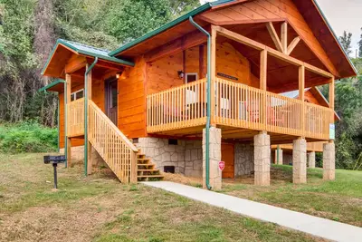 Image de Nouvelle construction! Cabane en rondins Pigeon Forge avec vue sur la rivière