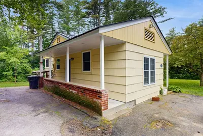 Image de Maison acceptant les chiens avec cheminée et terrasse meublée - près de la station