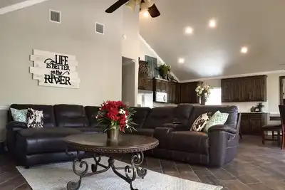 Image de New Spacieux 4 Bdr Home On The Entrance Guadalupe W / Private River