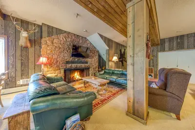 Image de Nouvelle Liste! Pavillon historique avec cheminée et jeux partagés - près de Skibowl