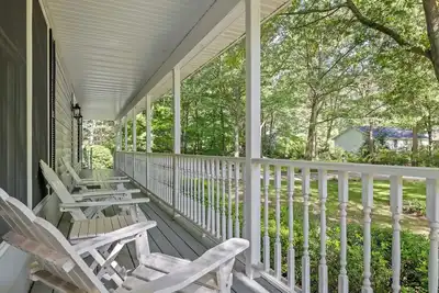 Image de Sleeps 18, 3/4 mi Centre-Ville, Yard, Chaises De Plage / Serviettes, Foosball, Shuffle Board. . .
