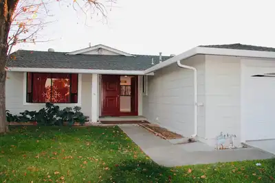 Image de Élégant et confortable maison 3 Bd / 2 Ba près du centre-ville de San Jose