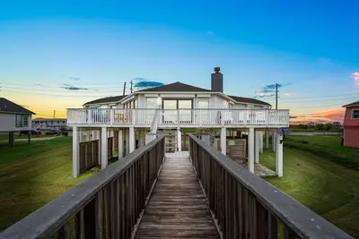 Image de 5 Bdr. / 3 salles de bain * W. Maison en bord de mer à Galveston
