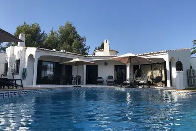 Image de Fantastique villa avec piscine, court de tennis privé et beau jardin près de Lagos