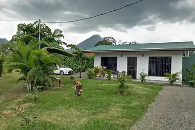 Image de Appartement privé. Superbe vue sur le volcan Arenal. Deux lits queen size. A \/ C