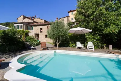 Image de maison familiale rurale dans le Casentino avec piscine exclusive et jardins. Animaux acceptés