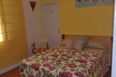 Image de maison pc une maison calme avec piscine intérieure.