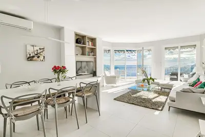 Image de Superbe penthouse rénové avec vue panoramique sur la mer et grande terrasse