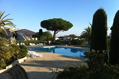 St Tropez! Mazet d exception avec jardin privatif, 100m de Tahiti plage
