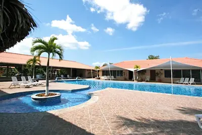 Image de Piscine / salle de sport spectaculaire de belles maisons