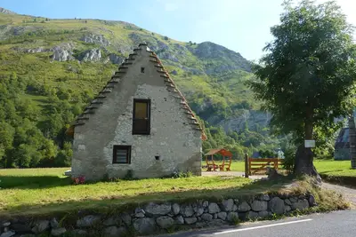Image de Campan  Authentique grange au toit de chaume, entièrement rénovée, grand confort