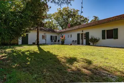 Image de Maison landaise de plain-pied dans grand parc forestier privé en bord du lac