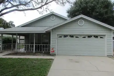 Image de Cette maison de Mt Dora est prête pour vous! Cheminée \/ Balançoire avant \/ Internet