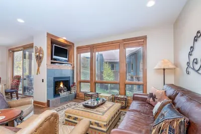 Image de Ski-In / Out -10% Off Janvier Terrasse d'angle 2br / 2Bth Deck, Cheminee, Garage