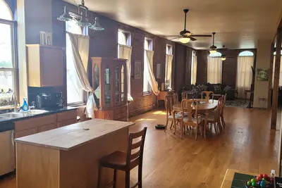 Image de Spacieux appartement de 2 chambres avec 3 lits queen et 2 salles de bain complètes
