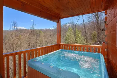 Cabine spacieuse isolée avec une vue fantastique sur la montagne, un bain à remous et une salle de jeux!