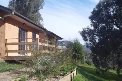 Image de Frogsong Strawbale Cottage Rouge