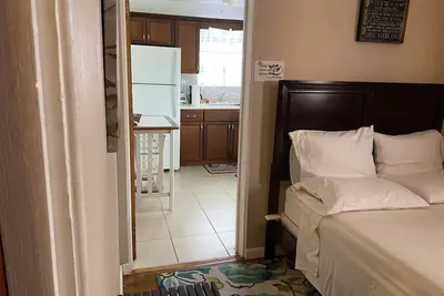 Image de RÉCEMMENT RÉNOVÉ! Privé confortable 1 lit / bain appartement