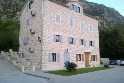 Image de Penthouse de luxe dans une villa en pierre traditionnelle avec vue sur le fjord de Kotor