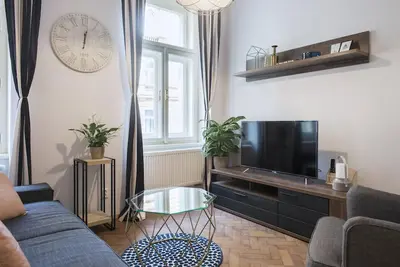 Image de 2 chambres et 2 salles de bain dans le centre, à 2 min du métro