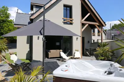 Image de Charmante Maison 400m du bord du mer et des commerces - Jardin, Jacuzzi & PoĂŞle