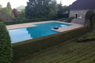 Image de F1 bis dans une de standing avec piscine et tennis partagée, vue sur le lac