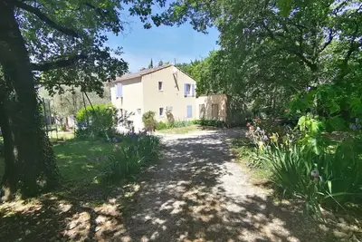 Image de 160 M2, 6 chambres, climatisée, piscine sécurisée, animaux bienvenus. 2000 m2.