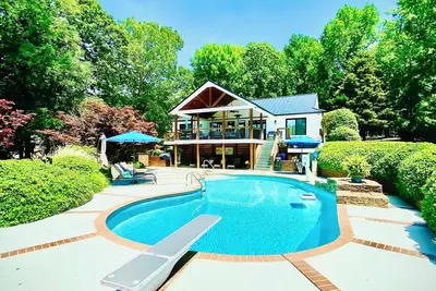 Image de Votre retraite de vacances au lac Gaston! Piscine, bord du lac et vues à gogo!