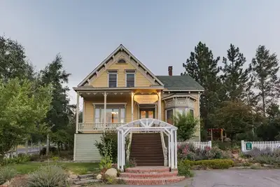 Image de Magnifique victorienne historique - Marchez jusqu'au centre-ville de Truckee!